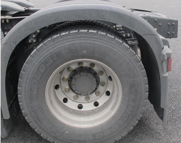 SHACMAN 4X2 550HP Tractor Truck parts - tire