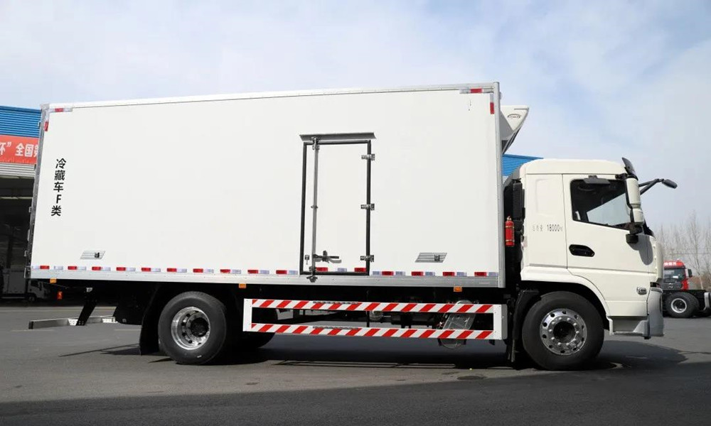 Shacman 6 Wheels 10 Ton to 15 Ton Refrigerated Truck