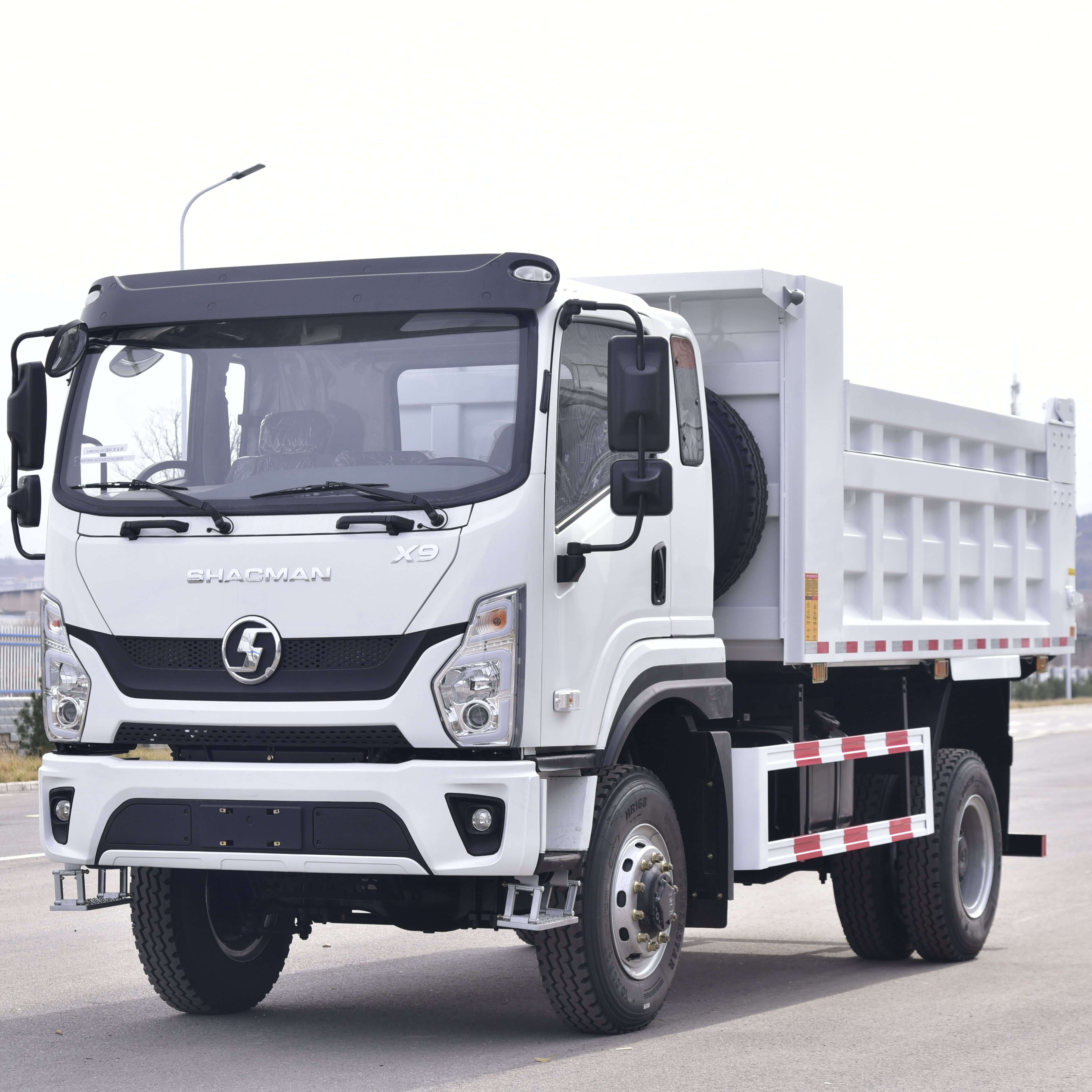 SHACMAN SAGMOTO X9X7S 4×4 130 HP Euro II 4.2 m Dump Tipper Truck 3 800 mm WB for Sale (1)