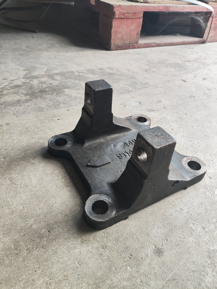 SHACMAN Delong X3000 Lower Thrust Rod Bracket DZ9114520307 for Sale (3)