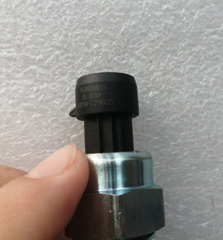 SINOTRUK HOWO VG1092090311 Engine Oil Pressure Sensor Heavy Truck Spare Part Export Wholesale Supply (4)