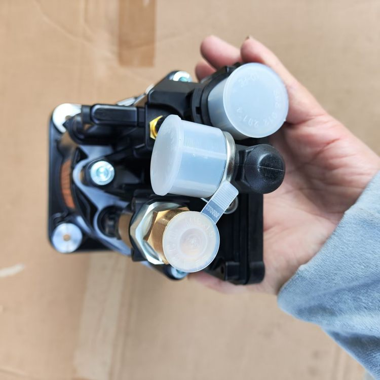 SINOTRUK HOWO AMT WG9700240035 Truck Parts AMT Booster Cylinder Hot Sale (3)