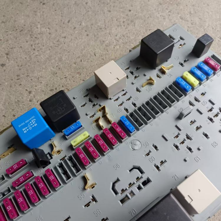 SINOTRUK HOWO Central Electrical Junction Box AZ9525581010 Truck Parts Fuse Box Power Distribution Wiring Box Hot Sale (3)