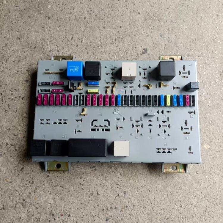 SINOTRUK HOWO Central Electrical Junction Box AZ9525581010 Truck Parts Fuse Box Power Distribution Wiring Box Hot Sale (4)