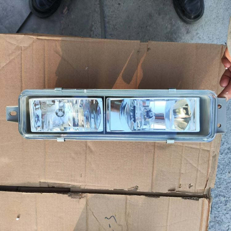FAW J6 Left Front Fog Lamp Assembly Truck Cabin Parts (1)
