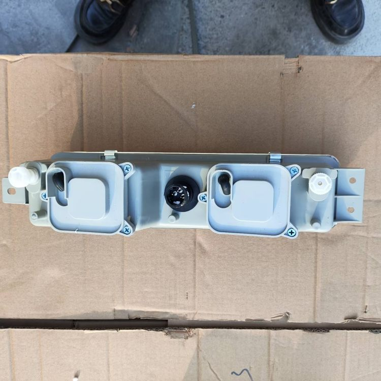 FAW J6 Left Front Fog Lamp Assembly Truck Cabin Parts (3)