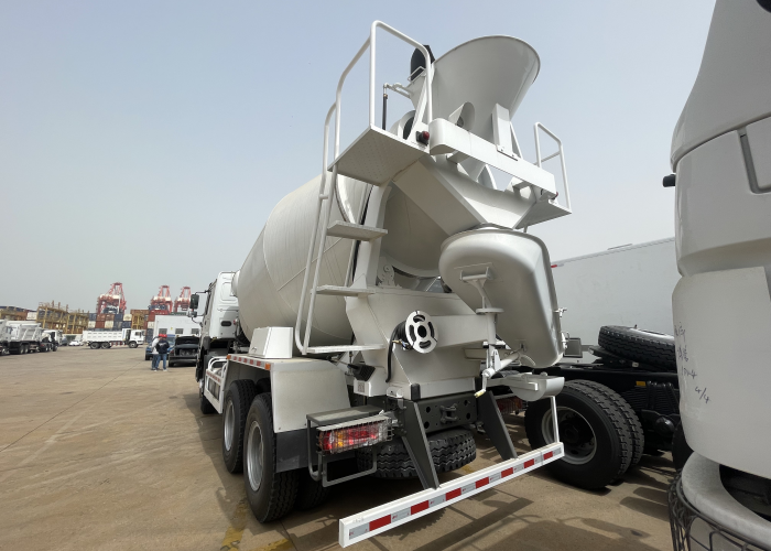 HOWO 10cbm 6x4 Concrete Mixer Tank Truck for Sale (4)