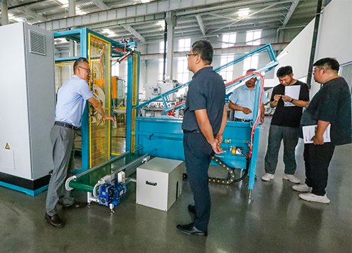 李董事長親自為視察領(lǐng)導(dǎo)講解收卷機