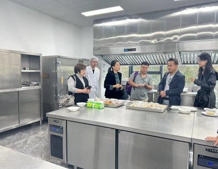 客户再次来访，指导生产