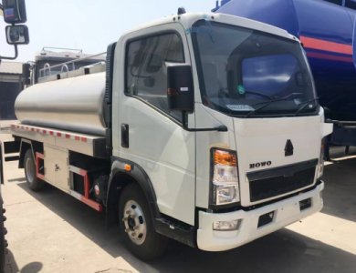 HOWO 5000L Stainless Steel Milk Tank Truck for Sale