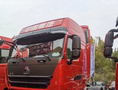 Sinotruk T7S 6×4 430 HP Euro II Angola Spec Short-Wheelbase Distribution Tractor Truck with 400 L Tank for Sale