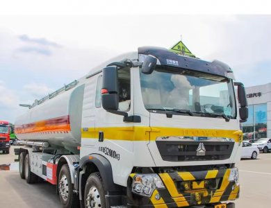 Sinotruk HOWO 6×4 336 HP Euro II 40 000 L RHD Crude-Oil Tanker Truck 12-Tyre for Sale