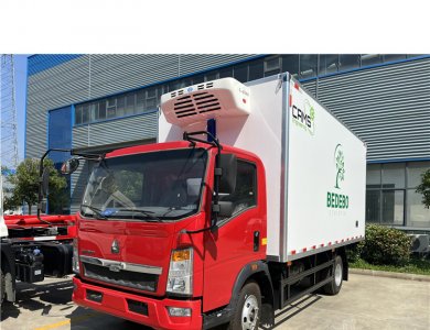 SINOTRUK HOWO 4×2 90 km/h Euro-III 110 HP Manual 5-Speed 2 t/3 t Axles 4-5 t Payload 14 m³ -15 °C Small Freezer Refrigerated Cargo Van Truck for Africa for Sale