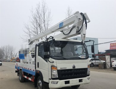 New HOWO 4x2 Cummins 130HP 5.85T High Altitude Operation Truck with 12M-18M Folding Arm 6-Speed Overdrive Transmission 2.5T Axle for Sale