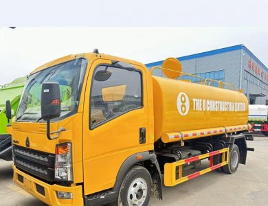 SINOTRUK HOWO 4x2 180HP 8T Water Spray Sprinkler Tank Truck with Pump RHD for Sale