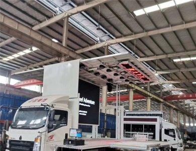 SINOTRUK HOWO 4x2 YN27CRE10 116HP 5T Wing Open Stage Show Truck with 6-Speed Overdrive Transmission 2.5T Axle for Sale