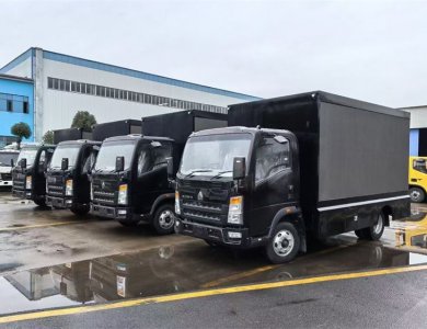 SINOTRUK HOWO 4x2 YN27CRE10 116HP Euro 5 3-Sides P4 Seamless LED Box Truck with 5-Speed Overdrive Transmission for Sale