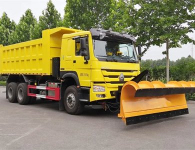 SINOTRUK HOWO 6x4 Weichai 350HP Euro 5 10CBM Snow Removal Truck with Snow Blade and Snow-Melt Spreader for Sale