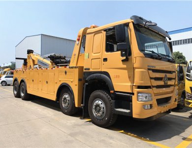 SINOTRUK HOWO 8x4 WD615.47 371HP Euro 2 30T Heavy Duty Rotator Tow Truck with 10-Speed Transmission 16T Axle for Sale