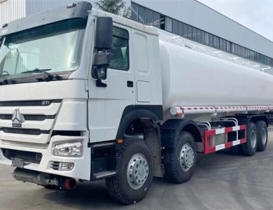 Hot Sale Sinotruk HOWO 8X4 380HP 30000L Fuel Tank Truck