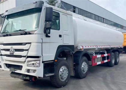 Hot Sale Sinotruk HOWO 8X4 380HP 30000L Fuel Tank Truck