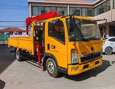 SINOTRUK HOWO 4x2 Light Truck Mounted 5t Crane