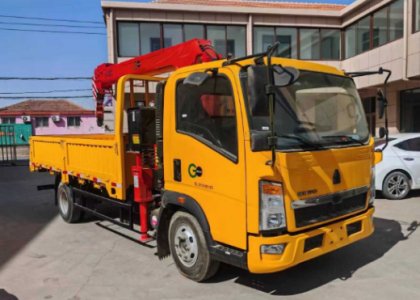 SINOTRUK HOWO 4x2 Light Truck Mounted 5t Crane