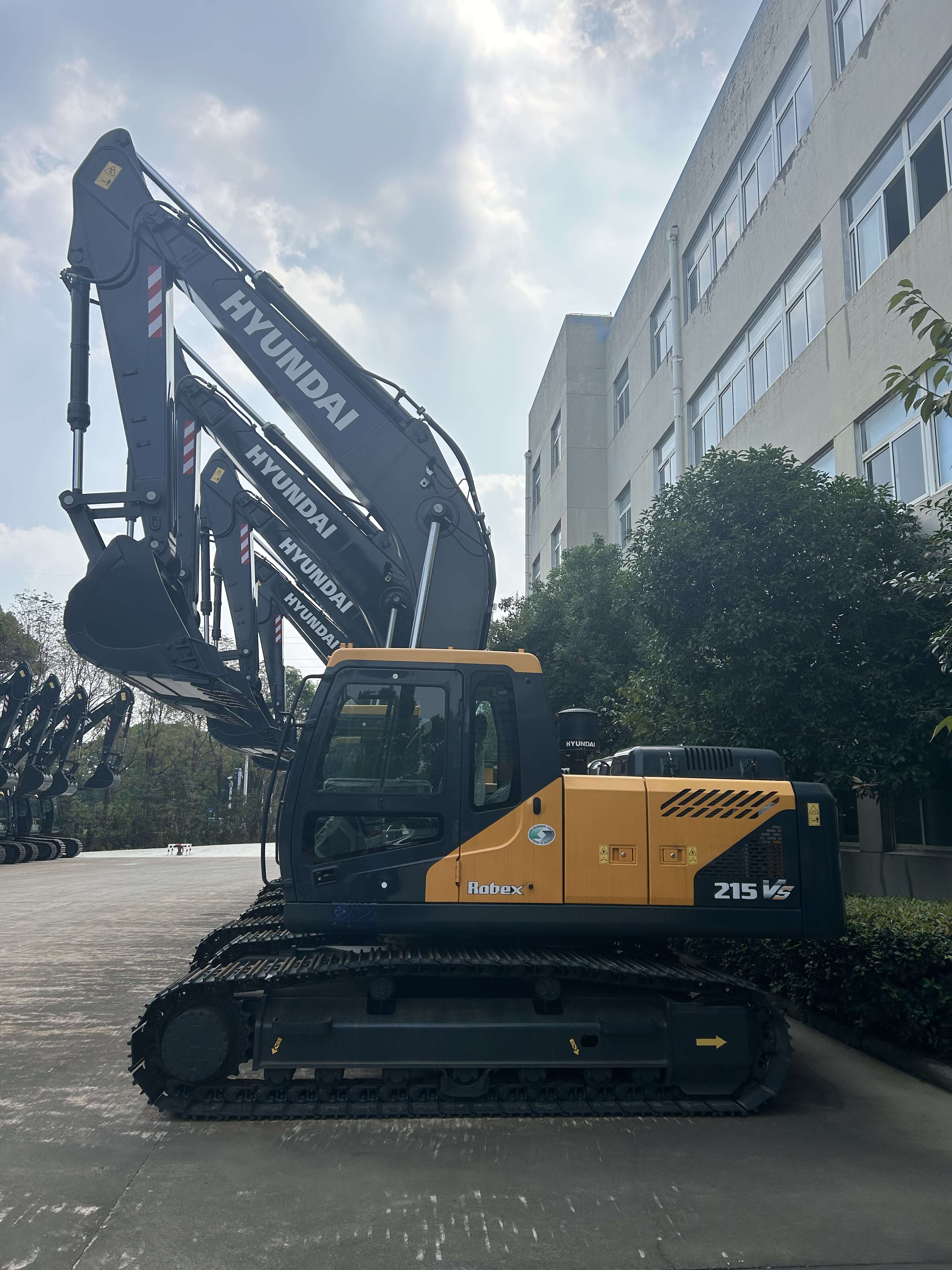 High Quality HYUNDAI HX220HD Excavator with Good Price