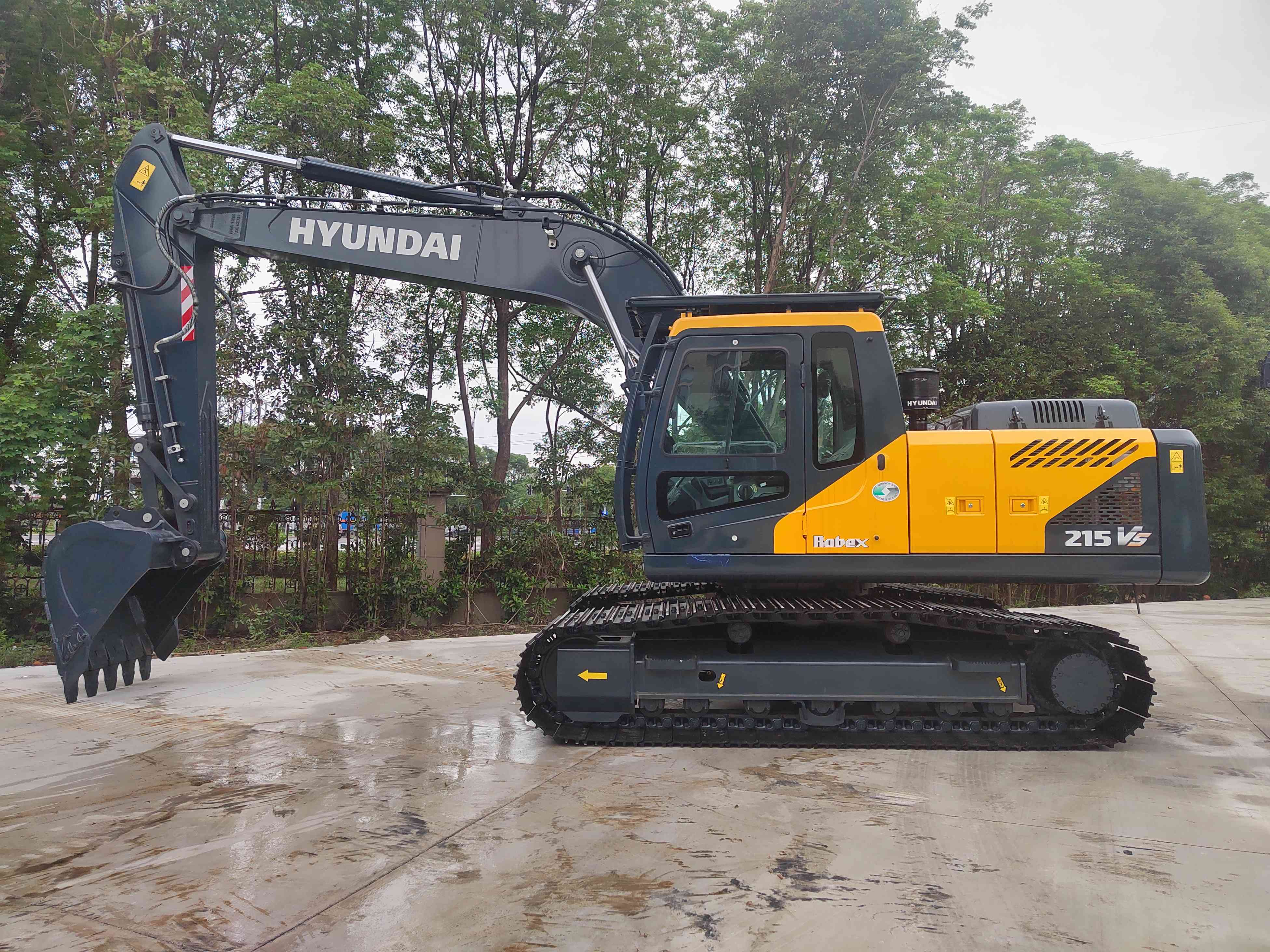 High Quality HYUNDAI HX220HD Excavator with Good Price