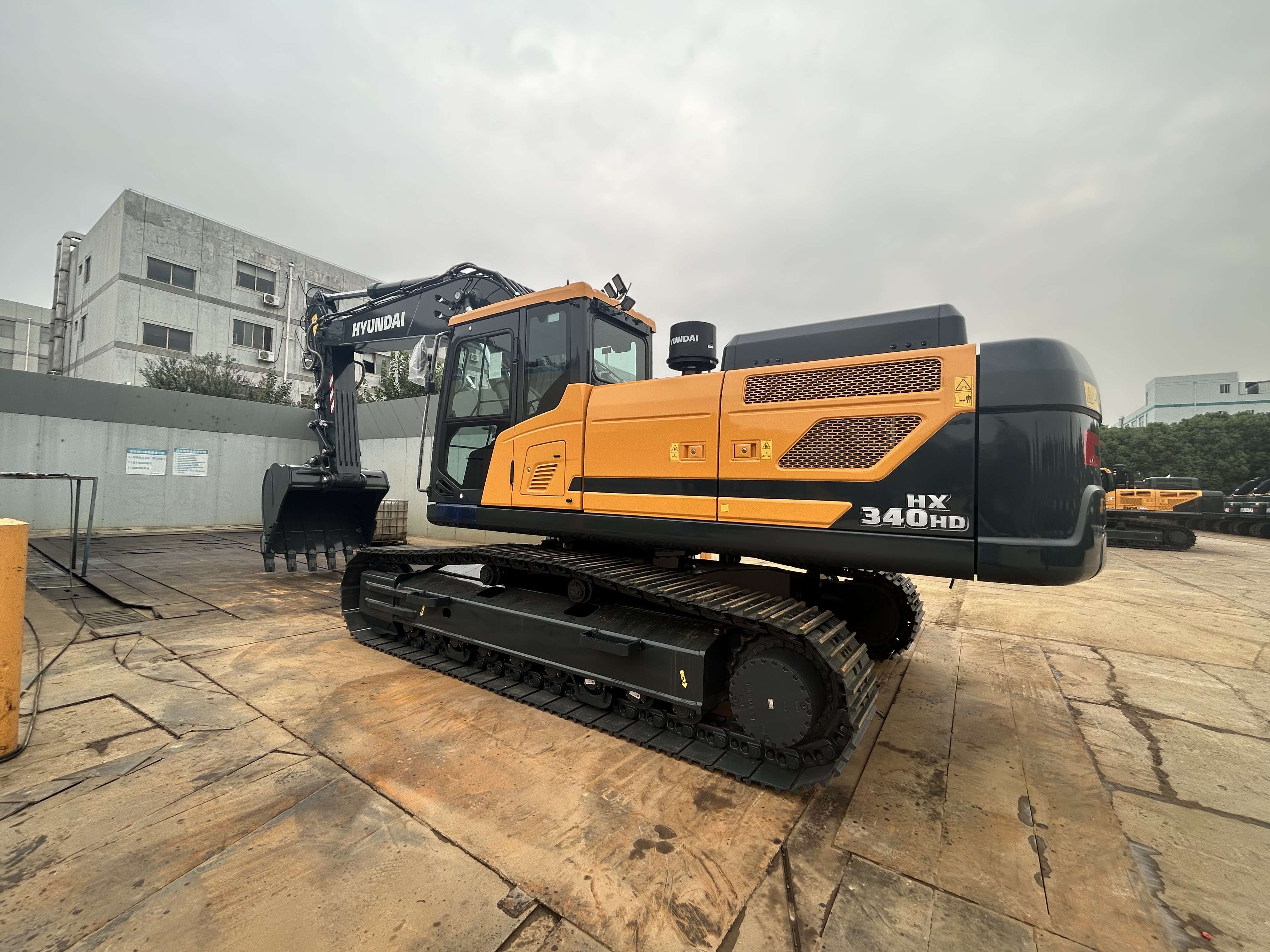High Quality HYUNDAI HX220HD Excavator with Good Price