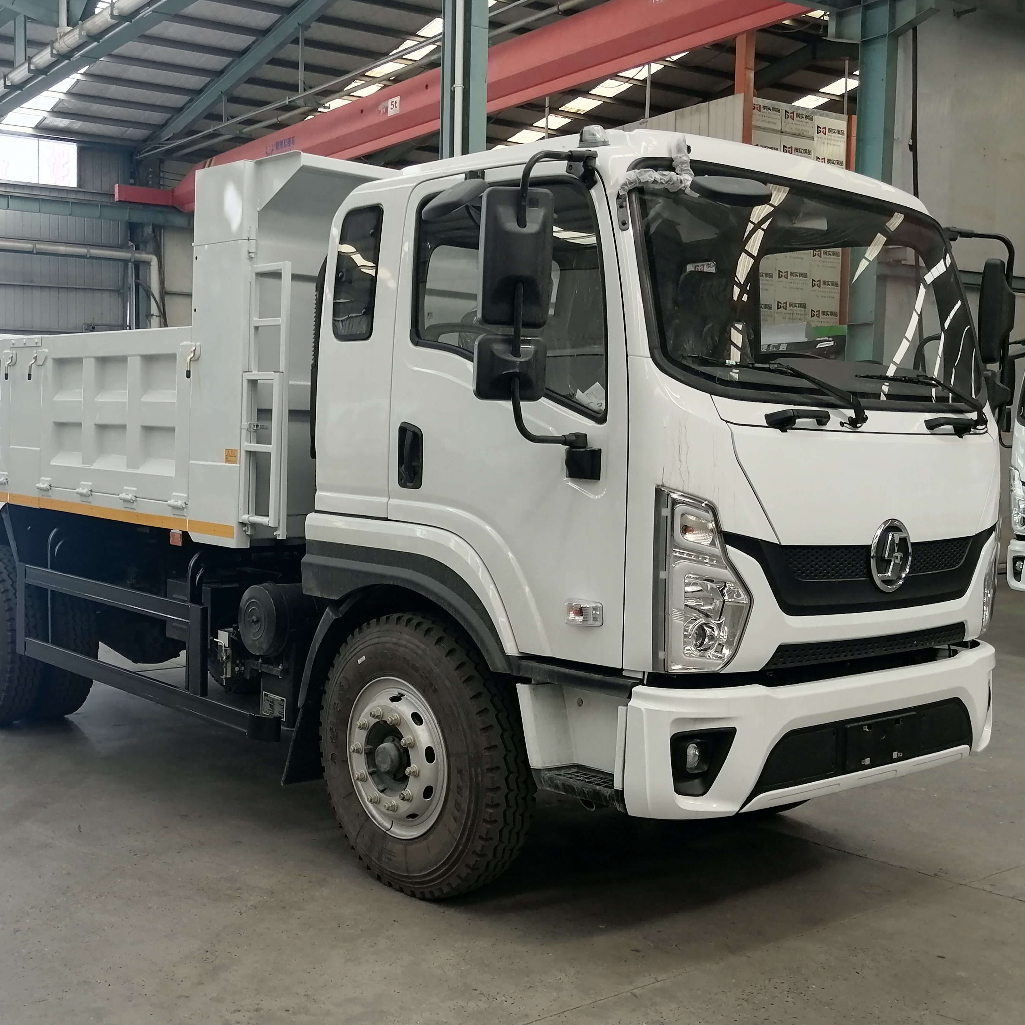 SHACMAN SAGMOTO X9 4×2 140 HP Euro III 4.2 m Dump Tipper Truck for Guinea Market