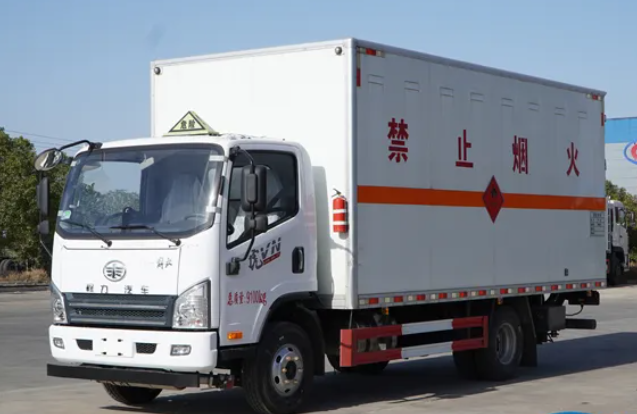 FAW 4×2 26 m³ 136 HP Euro-6 Manual 6-Speed 3 t/5 t Axles 6-7 t Payload Combustible Gas Box Transport Vehicle for Sale