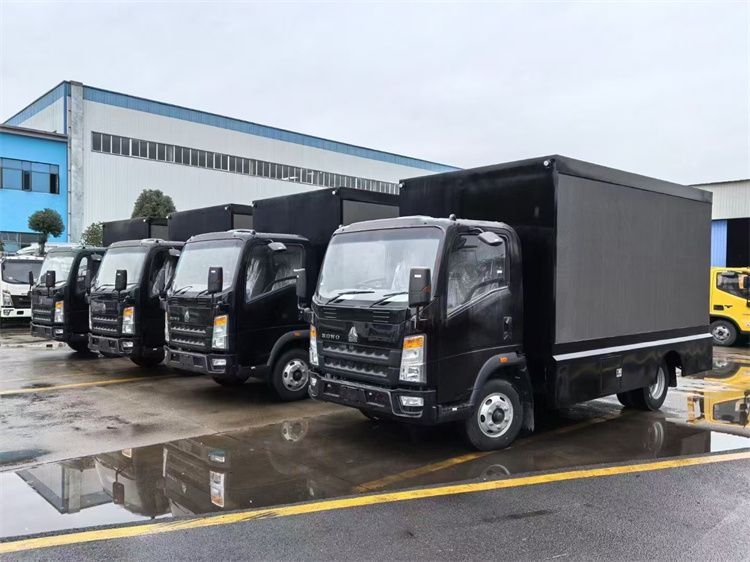 SINOTRUK HOWO 4x2 YN27CRE10 116HP Euro 5 3-Sides P4 Seamless LED Box Truck with 5-Speed Overdrive Transmission for Sale