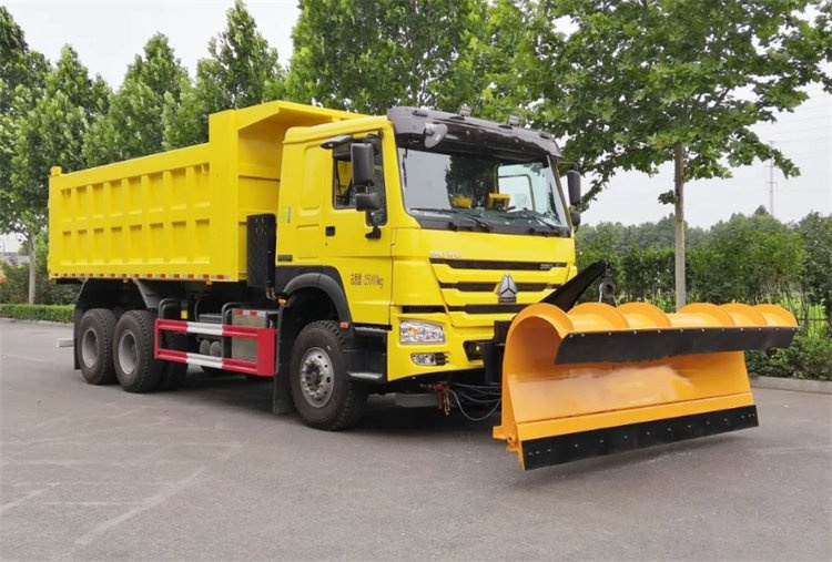 SINOTRUK HOWO 6x4 Weichai 350HP Euro 5 10CBM Snow Removal Truck with Snow Blade and Snow-Melt Spreader for Sale