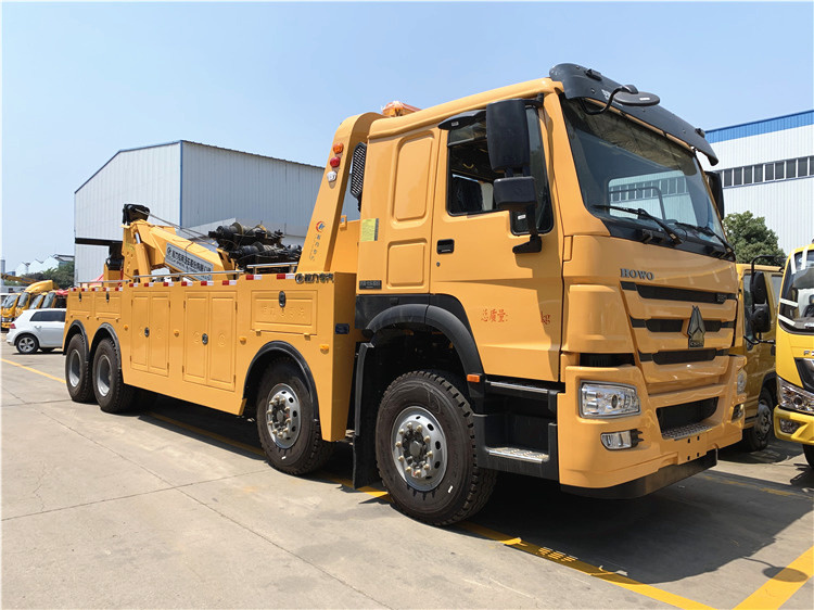 SINOTRUK HOWO 8x4 WD615.47 371HP Euro 2 30T Heavy Duty Rotator Tow Truck with 10-Speed Transmission 16T Axle for Sale