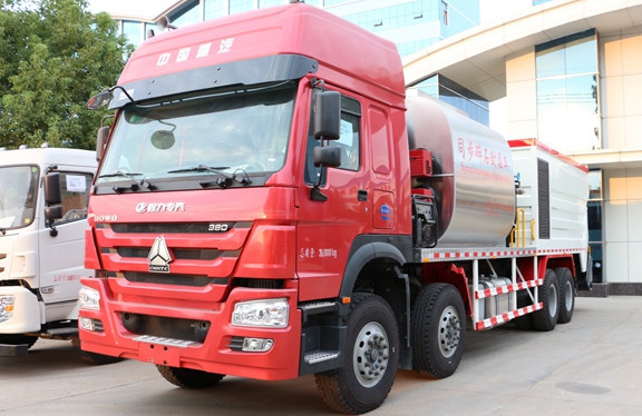 SINOTRUK HOWO 8x4 WD615.47 371HP Euro II 10m³ Asphalt Tank 14m³ Gravel Tank Bitumen Synchronous Chip Sealer Truck for Sale