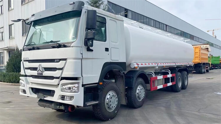 Hot Sale Sinotruk HOWO 8X4 380HP 30000L Fuel Tank Truck