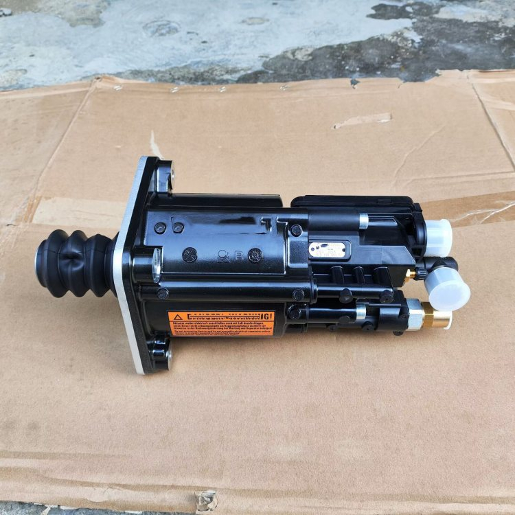SINOTRUK HOWO AMT WG9700240035 Truck Parts AMT Booster Cylinder Hot Sale (1)
