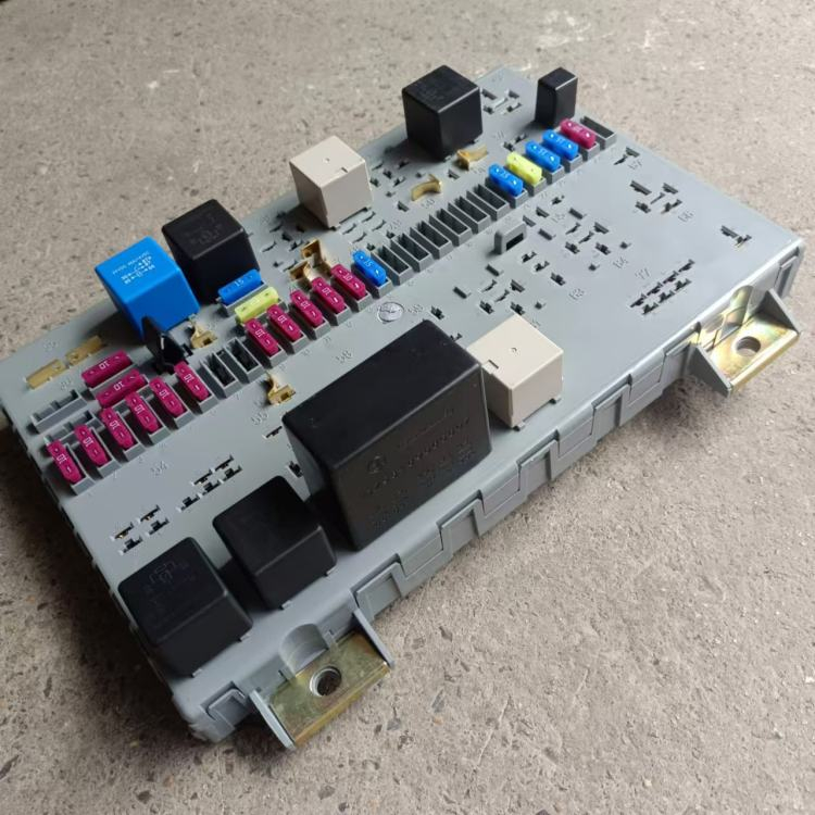 SINOTRUK HOWO Central Electrical Junction Box AZ9525581010 Truck Parts Fuse Box Power Distribution Wiring Box Hot Sale (1)
