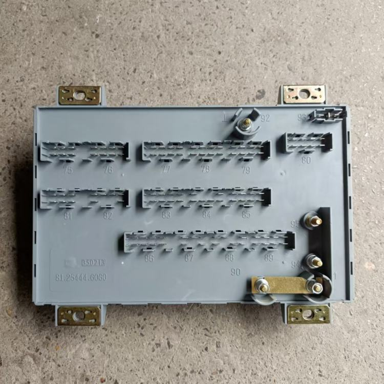 SINOTRUK HOWO Central Electrical Junction Box AZ9525581010 Truck Parts Fuse Box Power Distribution Wiring Box Hot Sale (2)