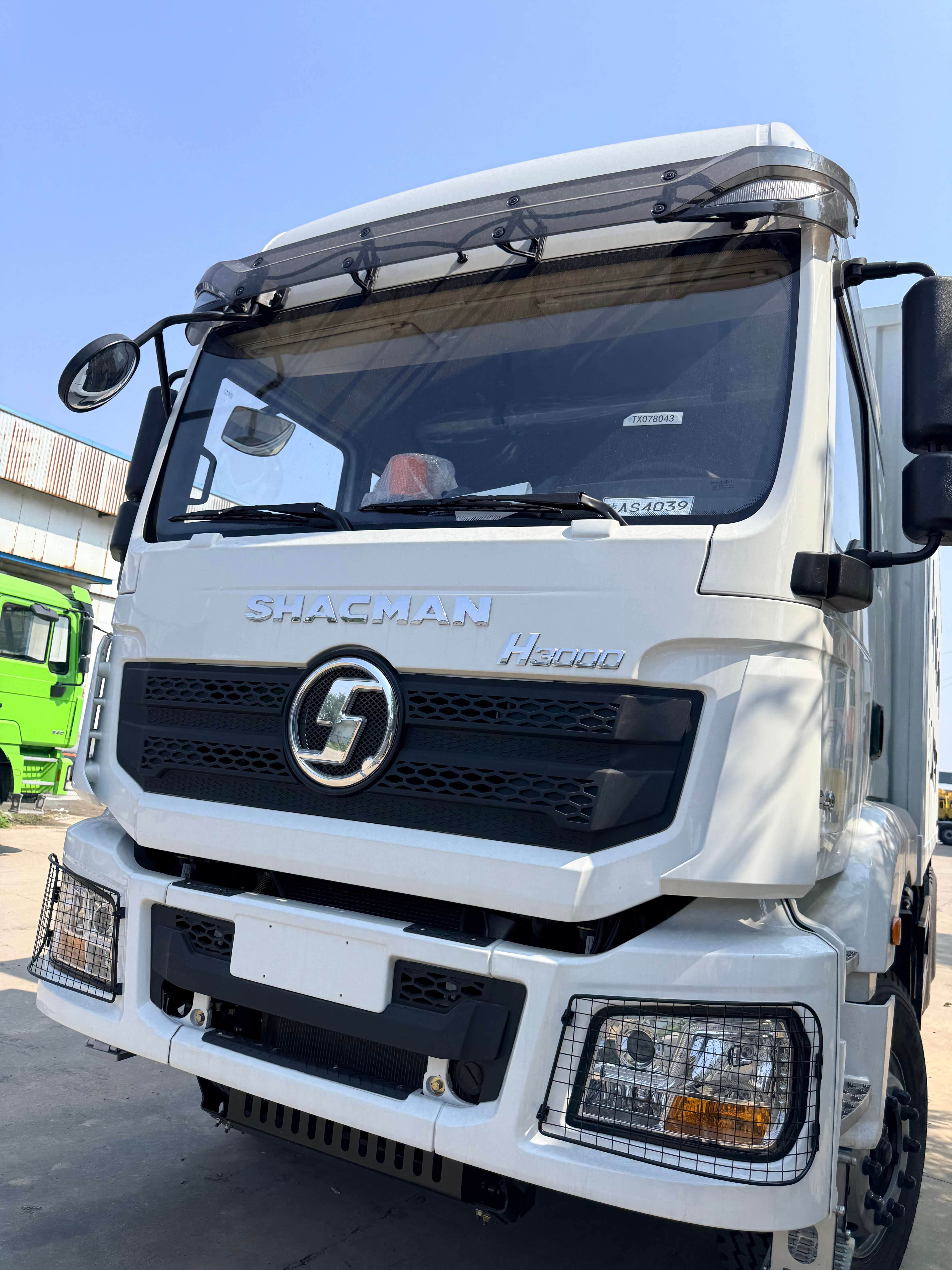 Shacman H3000 6x4 Closed Box Cargo Truck New Shacman Van Box Truck with Tail Lift for Goods Delivery