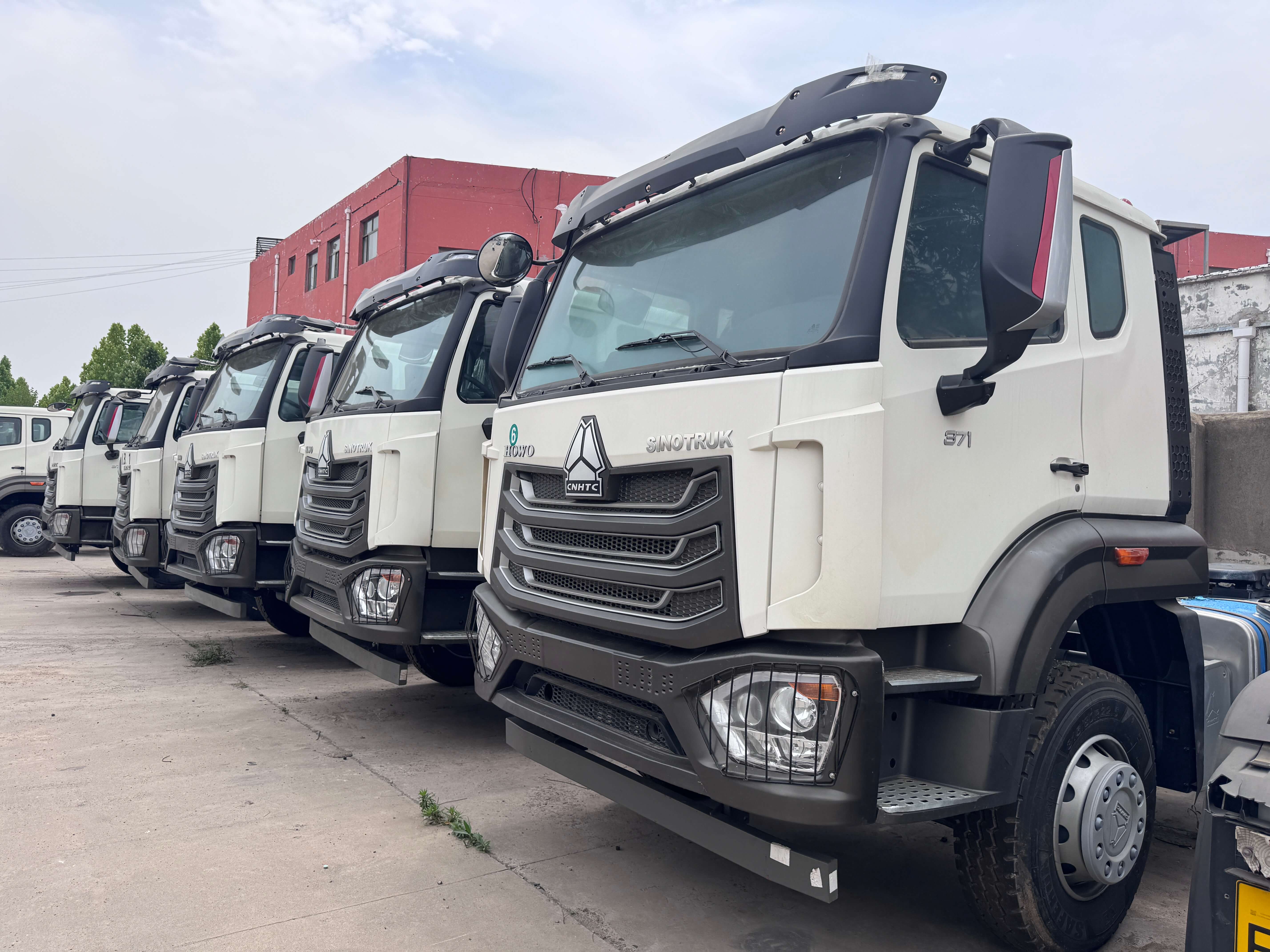 Hot sale USED SINOTRUK NX 6X4 TRACTOR TRUCK With Good Condition
