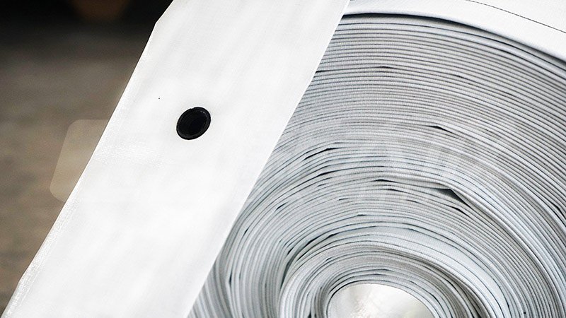 The prefabricated perforated water hose with a white outer layer and black inner layer can prevent crops from being burned. The pre-welded design of water holes makes the installation of the hose convenient, reducing the cost of manual hole drilling and the error rate.