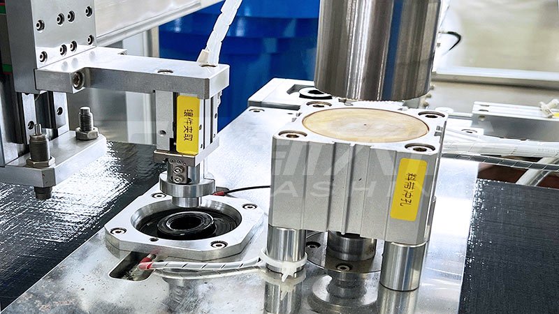 The welding part can be selected as laser welding or ultrasonic welding according to the requirements. The threaded interface is firmly welded and does not leak. The pitch of the holes can be customized and adjusted.