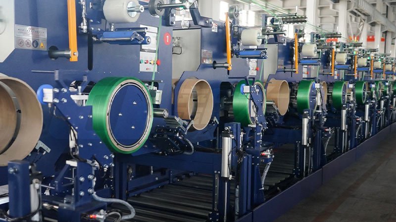 The PET packaging tape winding machine winds the tape neatly and with uniform tension.