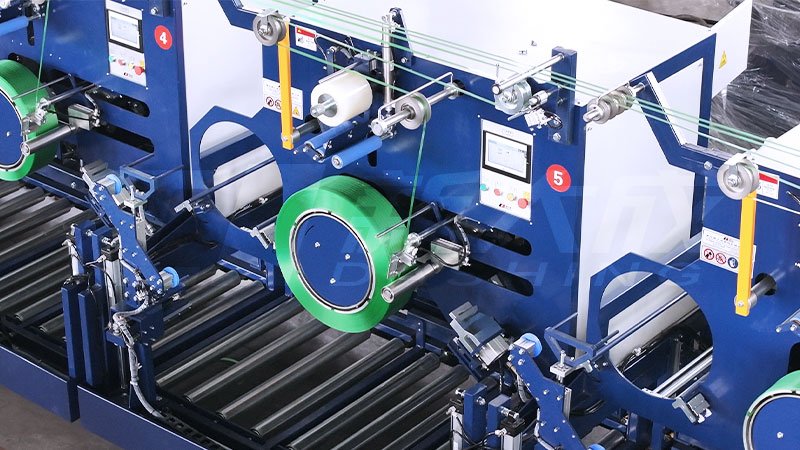 The fully automatic PET strapping winding machine in dark blue, paired with green PET packaging tape, looks very aesthetically pleasing and makes the factory appearance harmonious and coordinated.