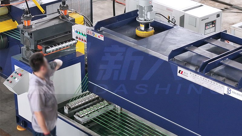 The debugged PET strapping production line is running smoothly