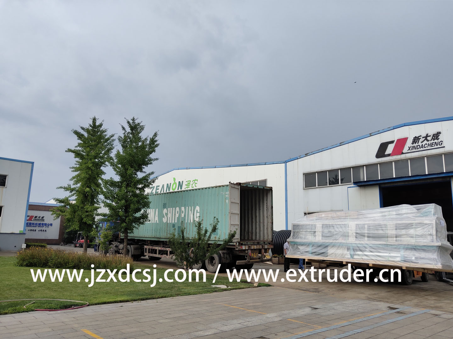 HDPE 630mm pipe production line was loaded in container shipped to Central Asia customer.      